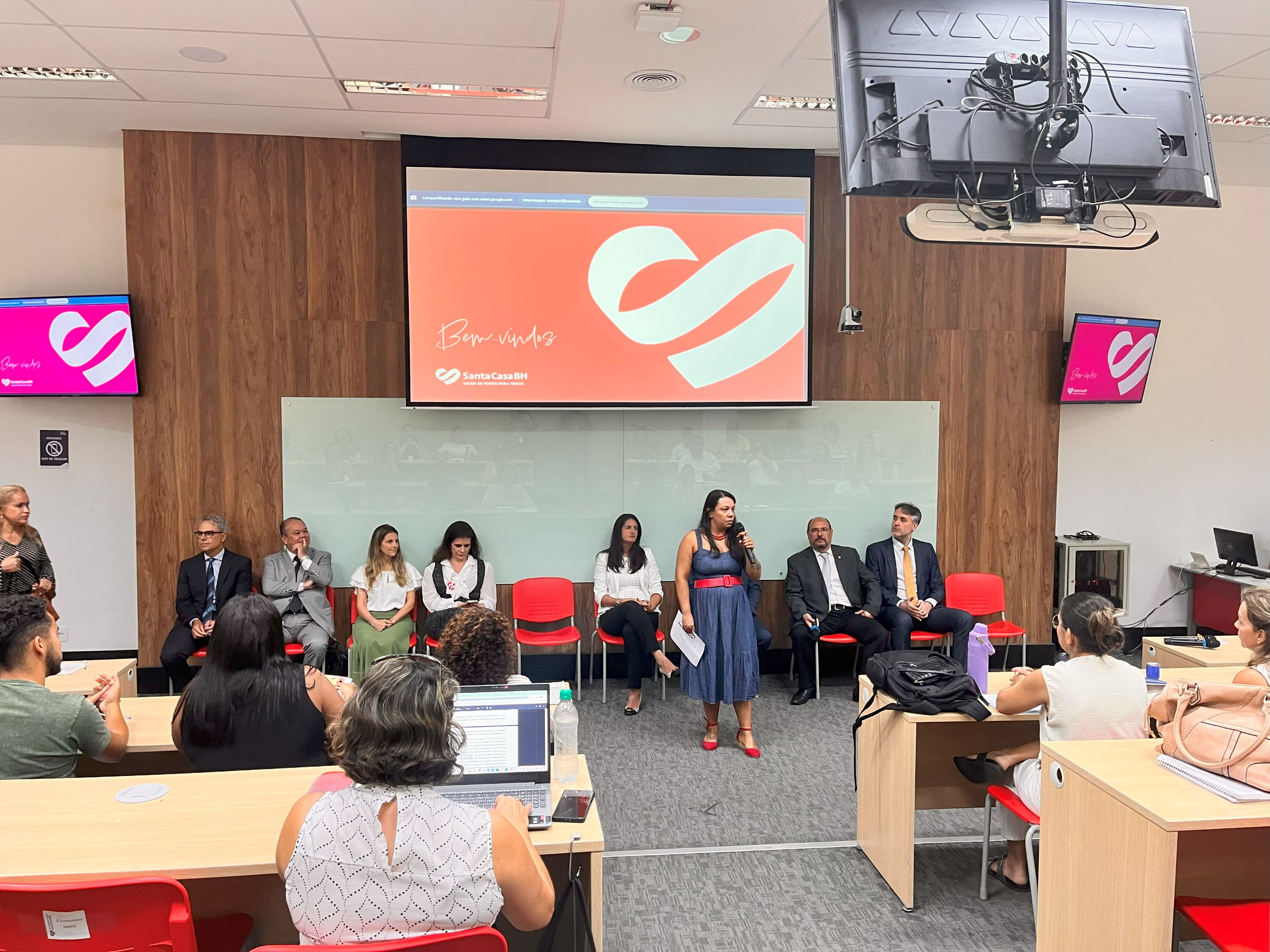 A coordenadora da especialização em direito sanitário, Luciana D'Ávila, durante a abertura do seminário.